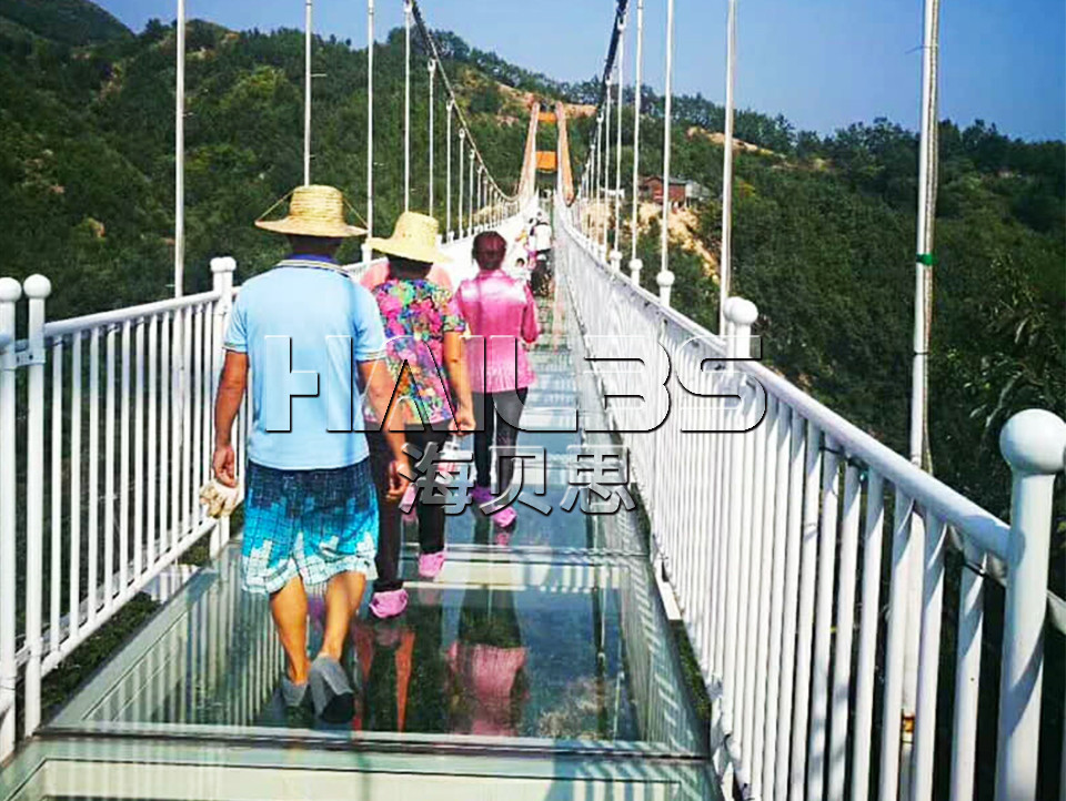 玻璃吊橋