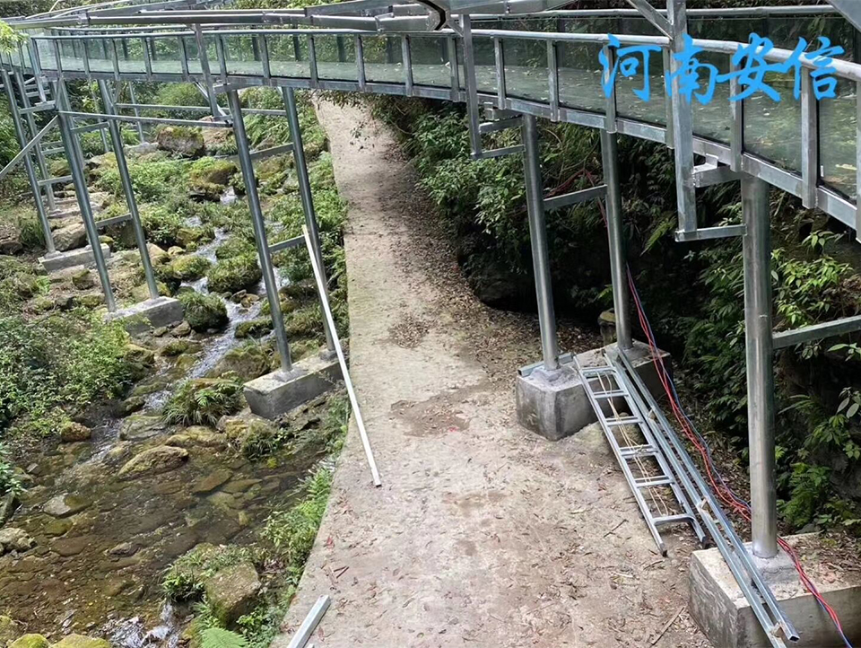 貴州遵義空中玻璃漂流