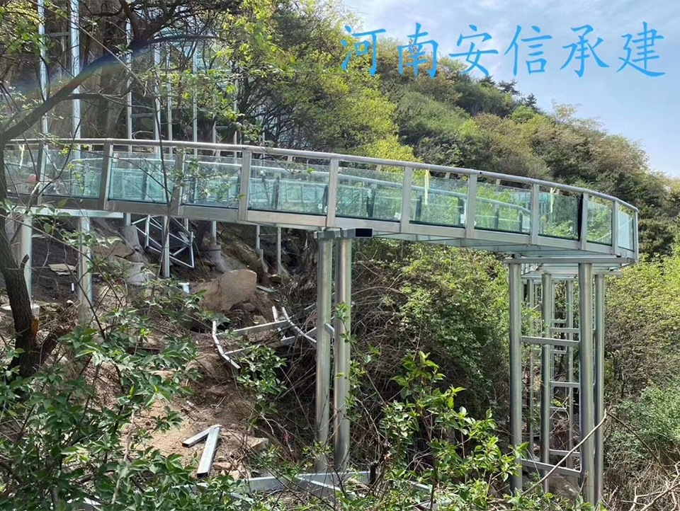 河南南陽七峰山景區(qū)空中玻璃漂流