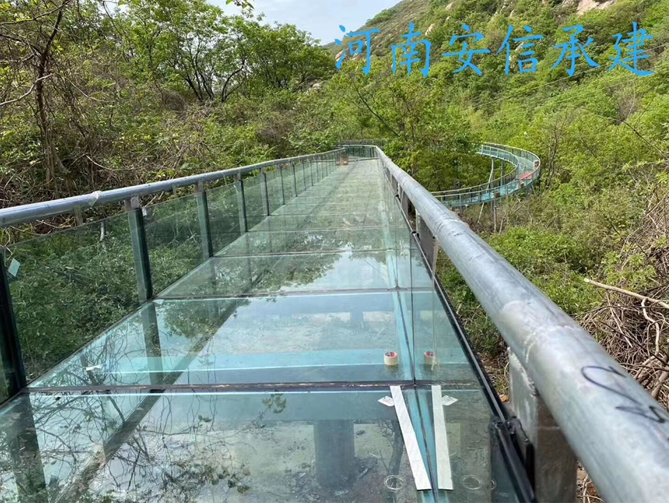 河南南陽七峰山景區(qū)空中玻璃漂流