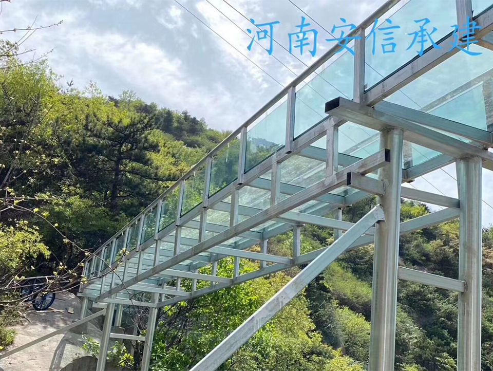 河南南陽七峰山景區(qū)空中玻璃漂流
