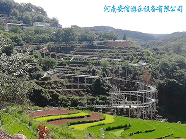 昆明核桃箐景區(qū)玻璃漂流