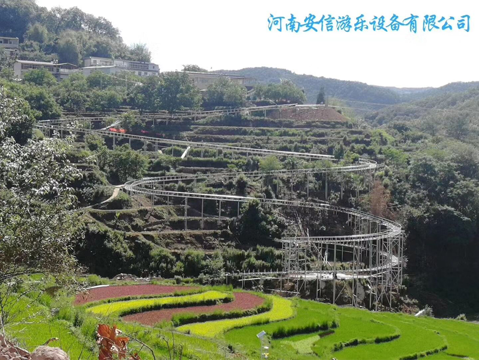 昆明核桃箐景區(qū)玻璃漂流