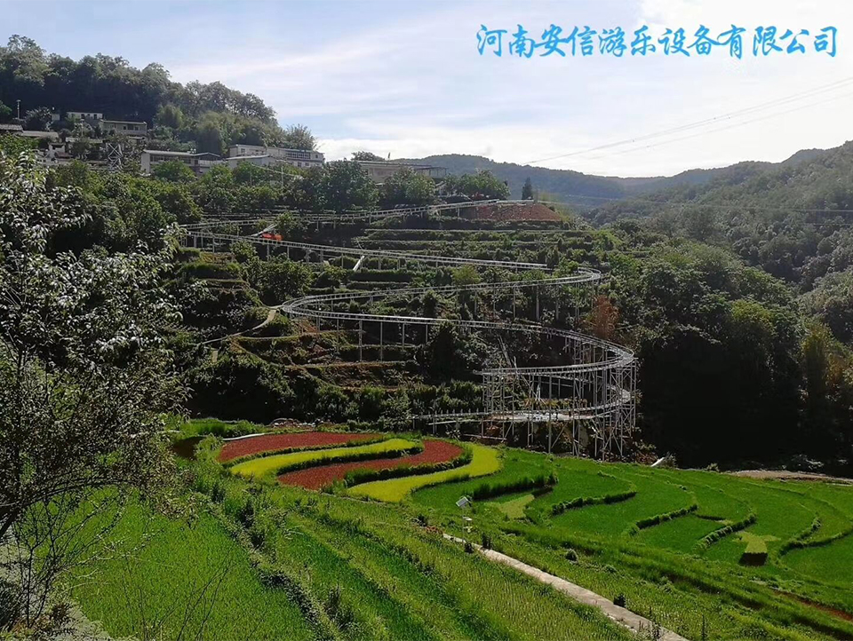 昆明核桃箐景區(qū)玻璃漂流