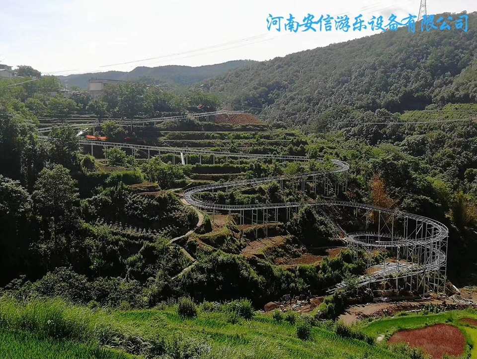 昆明核桃箐景區(qū)玻璃漂流