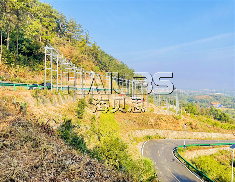 湖北鄂州玻璃漂流滑道施工現(xiàn)場