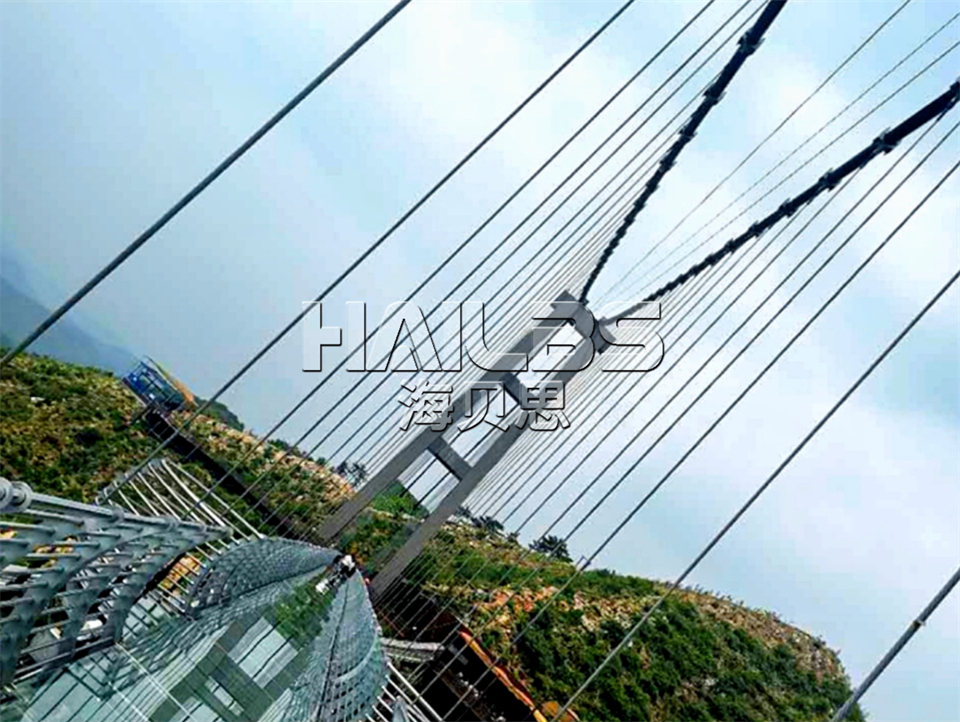 玻璃吊橋--橫跨兩山的橋梁