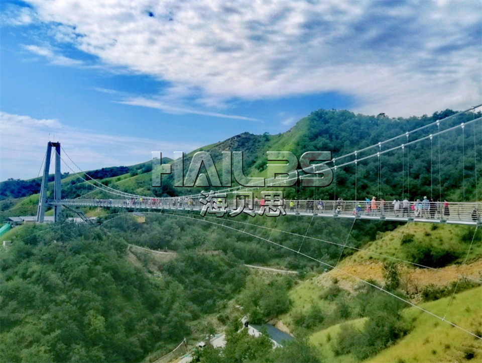 玻璃吊橋--橫跨兩山的橋梁