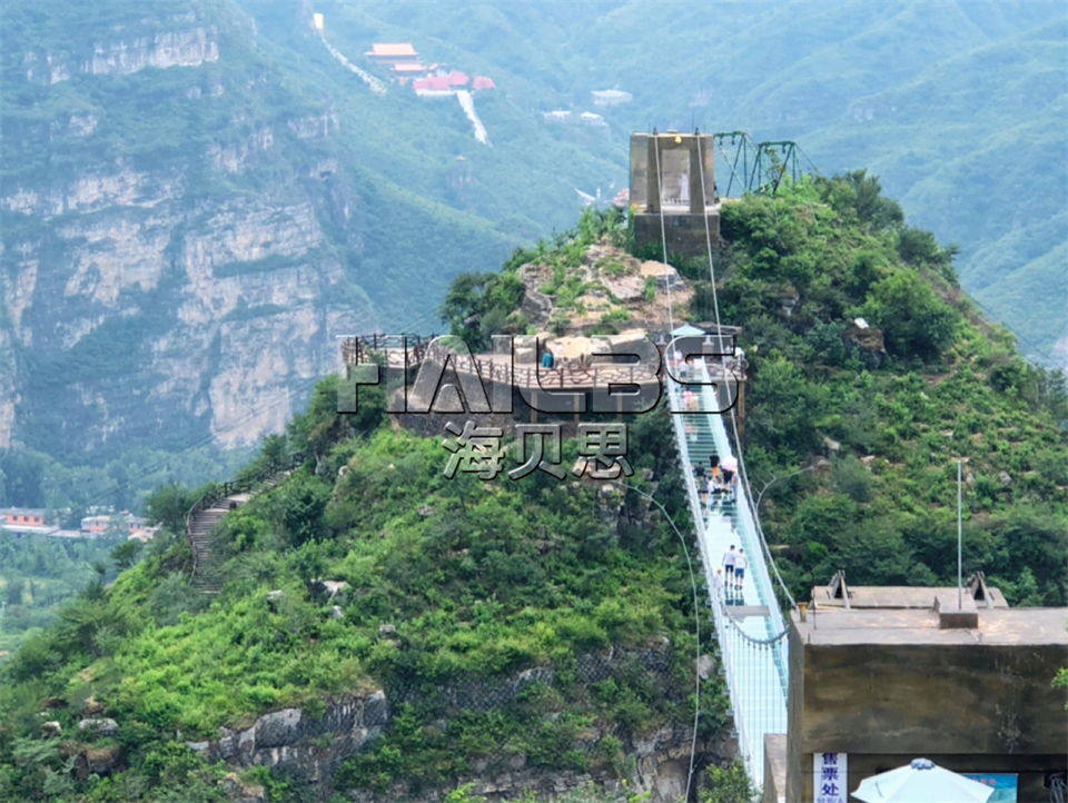 玻璃吊橋--橫跨兩山的橋梁