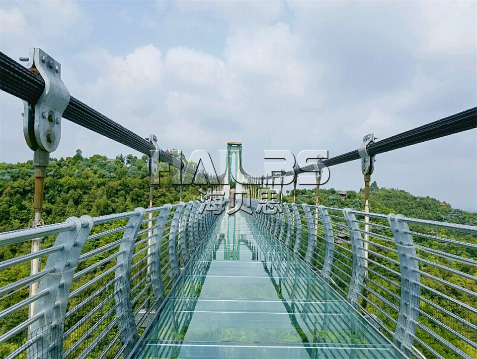 玻璃吊橋--橫跨兩山的橋梁