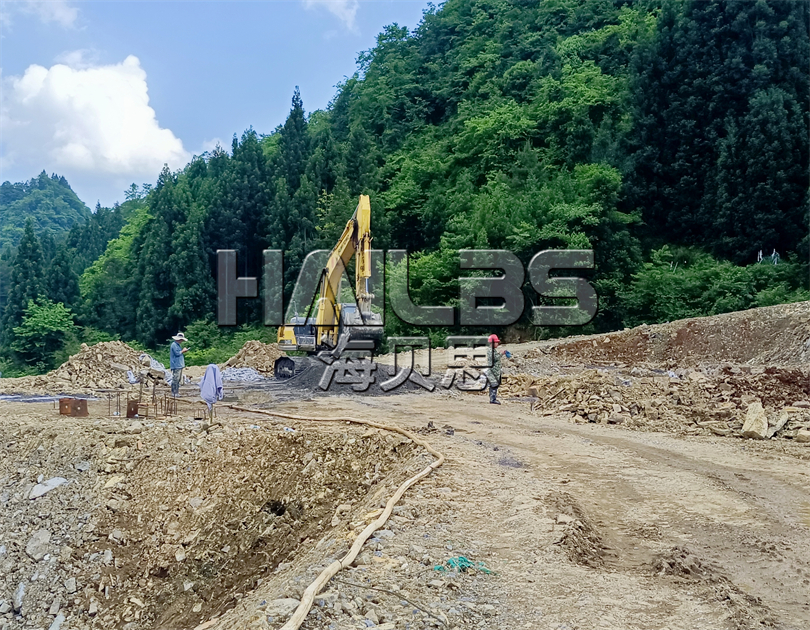湖北恩施無動(dòng)力樂園加玻璃水滑道施工現(xiàn)場(chǎng)