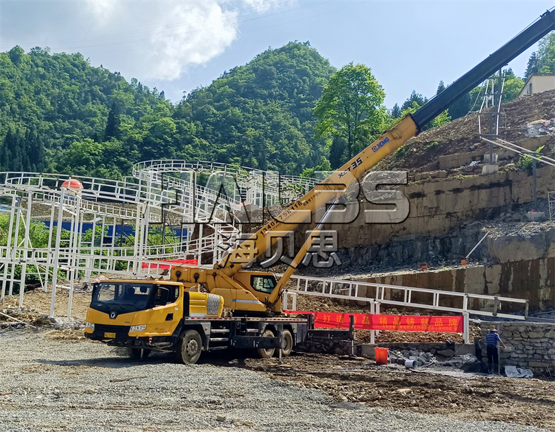 湖北恩施無動(dòng)力樂園加玻璃水滑道施工現(xiàn)場(chǎng)