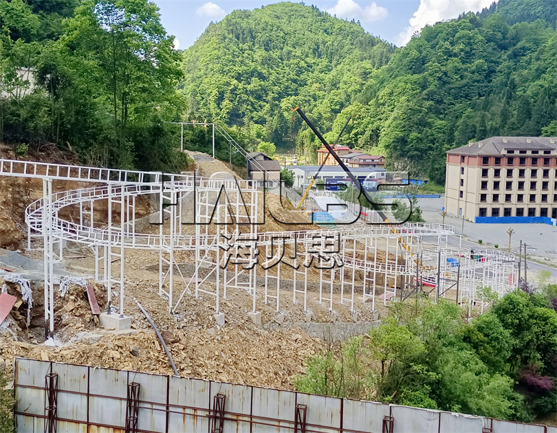 湖北恩施無動(dòng)力樂園加玻璃水滑道施工現(xiàn)場(chǎng)