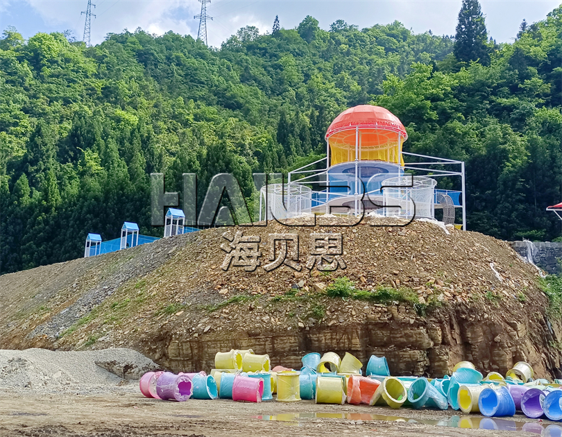 湖北恩施無動(dòng)力樂園加玻璃水滑道施工現(xiàn)場(chǎng)