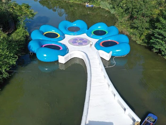 不同設(shè)計(jì)的水上蹦床橋