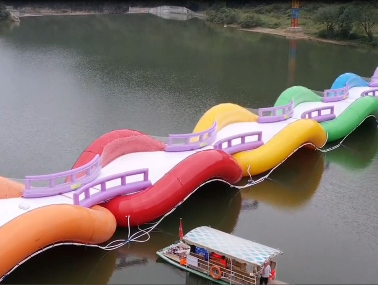不同設(shè)計(jì)的水上蹦床橋